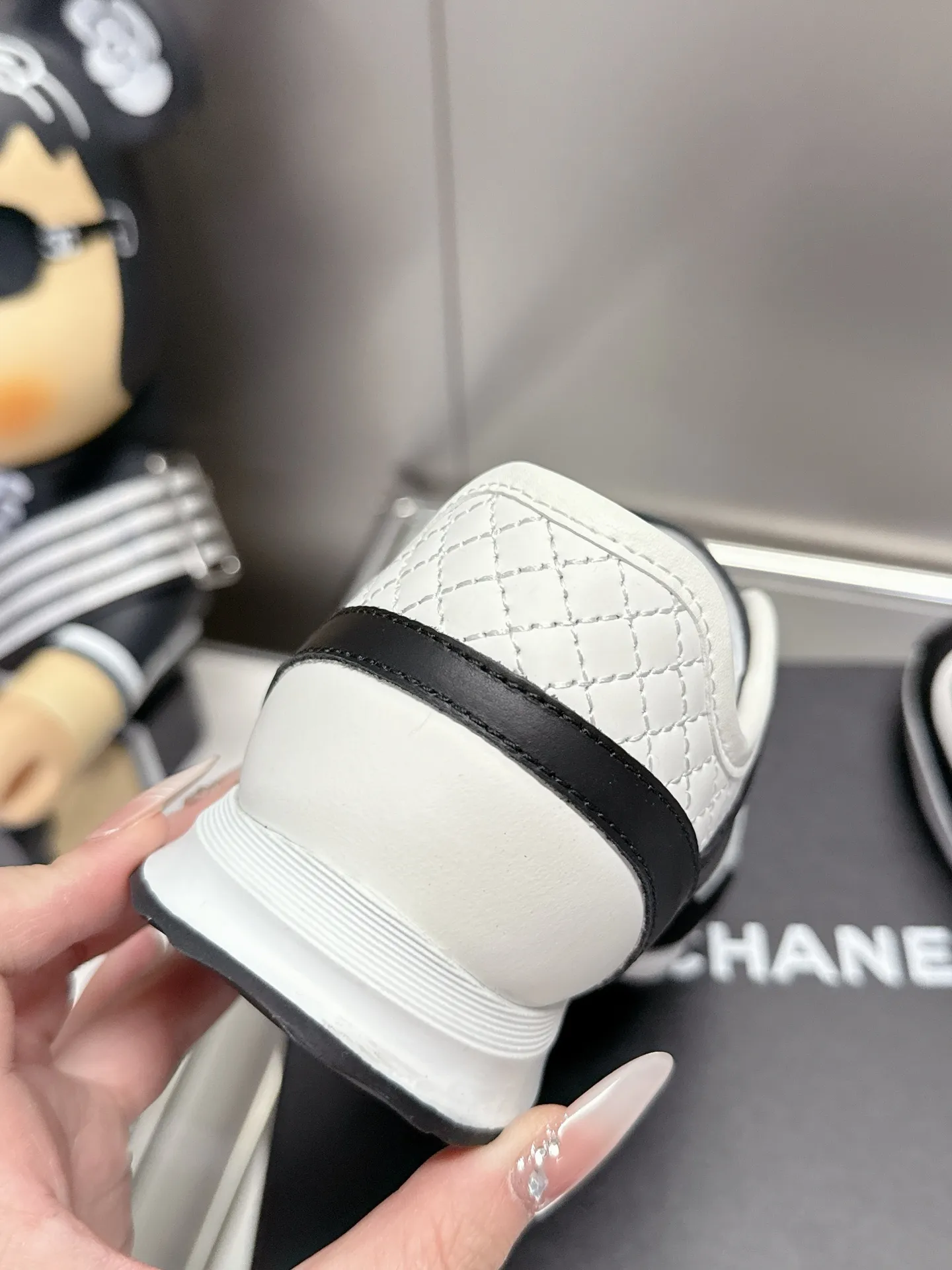 👟👟Ex-factory price 500👟👟 (size 35-40) Chanel 25p panda sneakers! It’s really out of the spotlight recently, and there’s a reason why it’s so popular! The upper is made of first-layer calfskin, with a sheepskin lining, which is breathable and comfortable. It has a full whitening effect and can easily show off your slender legs when paired with any style of clothes. Whoever wears it will look better~ The comfort level is simply amazing. Beauty and comfort coexist, and they are extremely versatile. Wearing it can easily walk ten or twenty thousand steps without any pressure, and it feels light and breathable. The classic black and white color scheme is really the best for spring and summer wear! No matter what kind of clothes you wear in daily life, you can never go wrong. You can mix and match them beautifully and look very delicate and stylish. People with wide feet don’t have to worry about making their feet look fat. Wearing it will make your feet look better. I really love this pair of shoes. Come and get a pair to make your steps more comfortable and fashionable!
